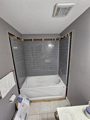 Demo/install of new U-tile tub surround