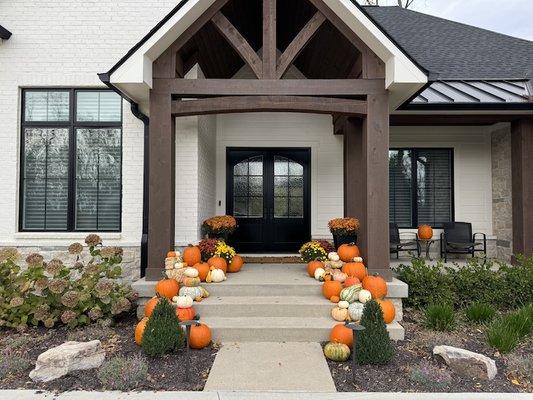 Autumn Luxe: 8 Large Pumpkins, 8 Medium Pumpkins, 12 Specialty Pumpkins, 6 Ghost Pumpkins, 12 Small Pumpkins, and 20 Gourds.