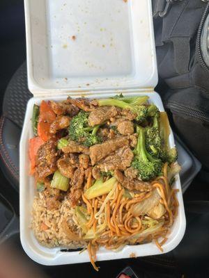Combo plate with 1/2 fried rice 1/2 chowmein.. with beef&broccoli and black pepper chicken