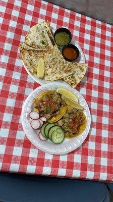 Tacos de costillas y quesadillas de cochinita pibil (Yucatán )