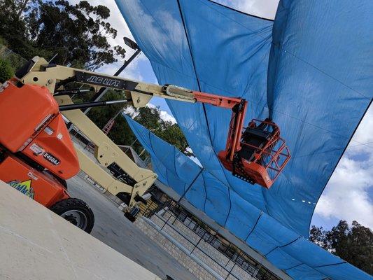 The articulating lift made it super easy to manover and hang over an Acer of these shades