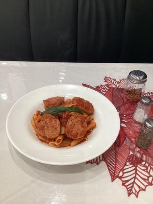 Pasta con albóndigas