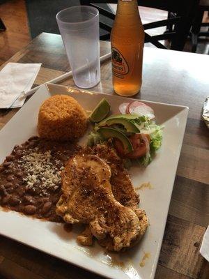 Chicken à la plancha with rice, beans, and salad