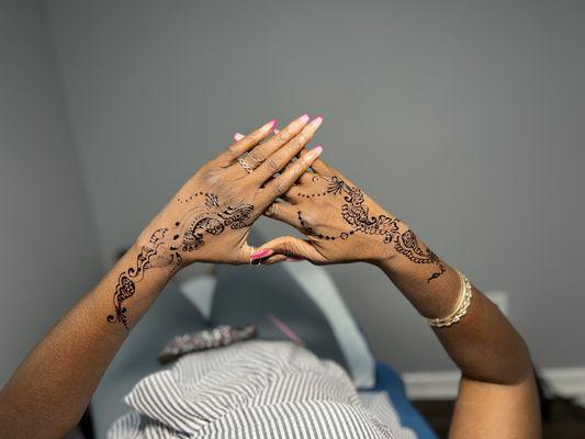 Fresh Henna while it stains.