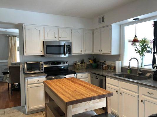After: freshly painted cabinets and walls. Together with new counters.. a room refreshed!