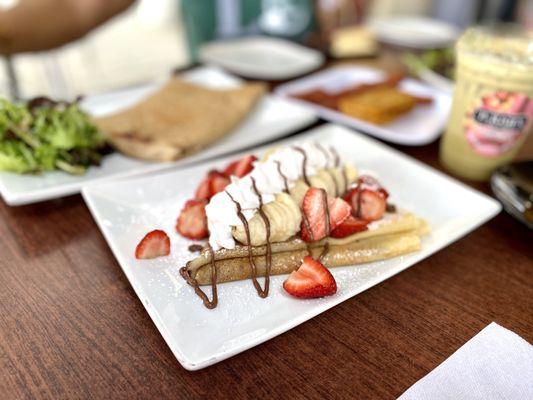 Banana, strawberry, and Nutella crêpe