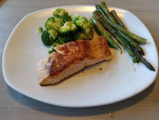 Salmon filet with steamed broccoli and grilled asparagus
