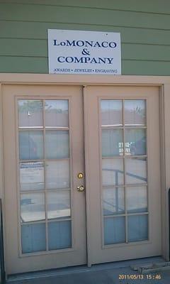 Side Driveway leads you to the entrance!