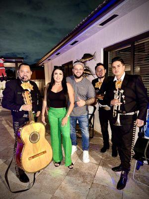 Serenatas desde $220 en Miami. LLamenos no se arrepetira. 786-792-8441 wwww.mariachilosmensajeros.com