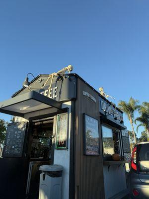 Festive I never noticed these skeles when I walk up.