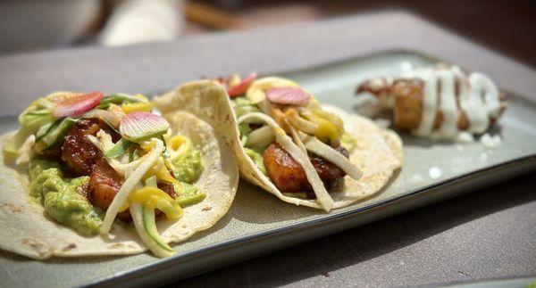 Camarones: Tacos shrimps with avocado, mango and plantains!