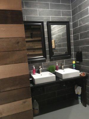 Bathroom vanity immaculate