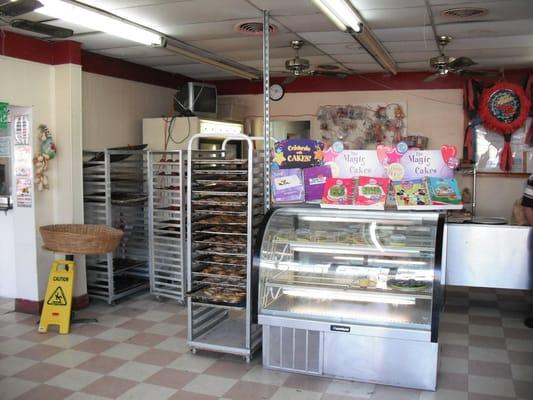 Refrigerated case and cooling racks