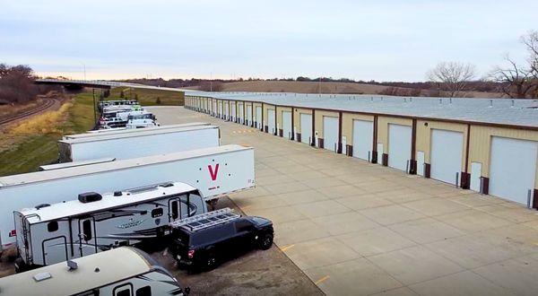 contractor bay building with outdoor parking