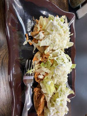 Tinga de pollo tostadas