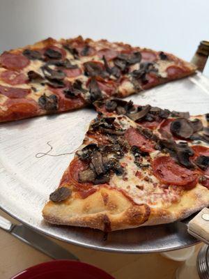 Pepperoni & Mushrooms Pizza