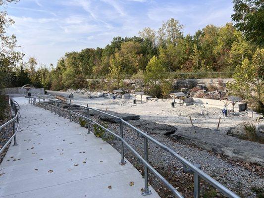 Well maintained areas to dig in. The quarry brings in loads to search through.