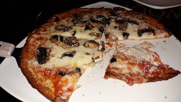 Cauliflower pizza with mushrooms