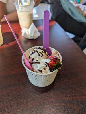 Ice cream Roll with strawberry, vanilla floor and Nutella on top