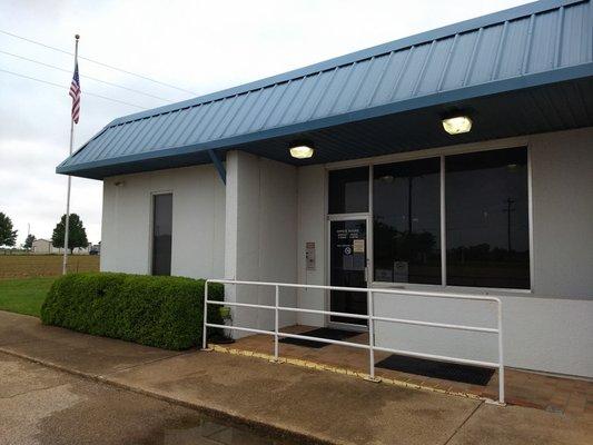 Front of business. Knew it was probably a bad sign when there were no cars parked out front. Oh well. Time to play on the phone again.