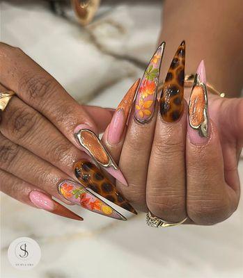 THANKSGIVING-READY NAILS: ELEGANCE ON THE TABLE!
Which style will you choose for Thanksgiving dinner?