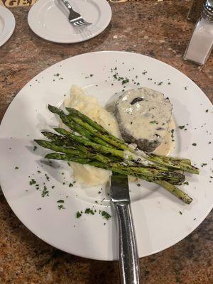 Steak mash potatoes asparagus