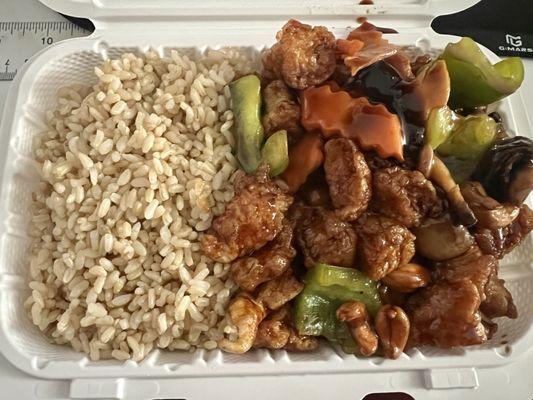 11. Chicken w. Cashew Nut lunch special (with complementary egg drop soup on the side) $8.45