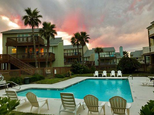 Never saw anyone in the pool, but it does look inviting.