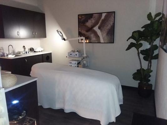 This business is all about professionalism in an ultra clean relaxing environment. Covid-19 concerned and compliant!