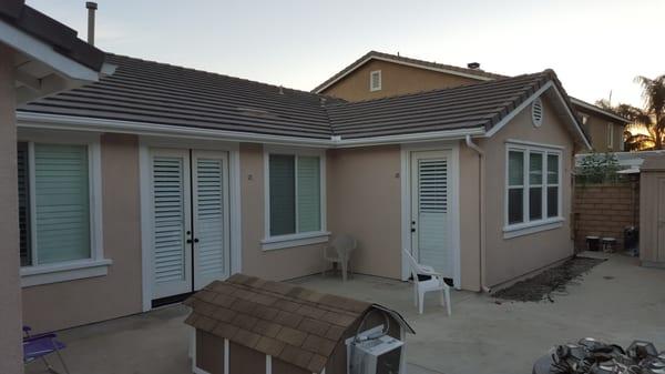 Dog house appears fine, yet closer inspection reveals various material deficiencies to seriously considering prior to purchase.