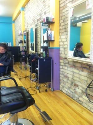 Beautiful colors, exposed brick, suspended mirrors... Really pretty!