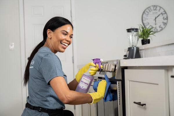 Tidy Casa cleaning the exterior of the oven.