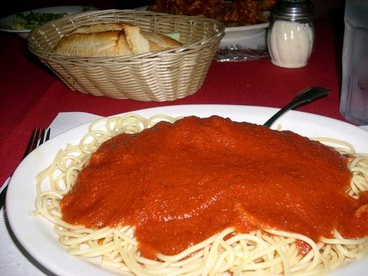 spaghetti with tomato sauce, garlic bread