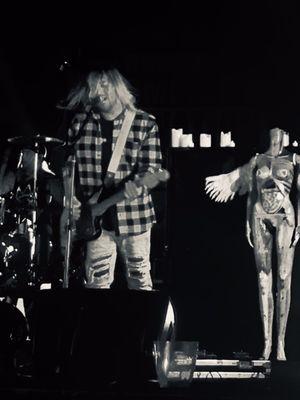 Lead singer is a doppelgänger for Kurt Cobain!