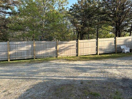 See the middle fence piece embedded in the dirt due to poor quality installation and inability to resolve after many calls.