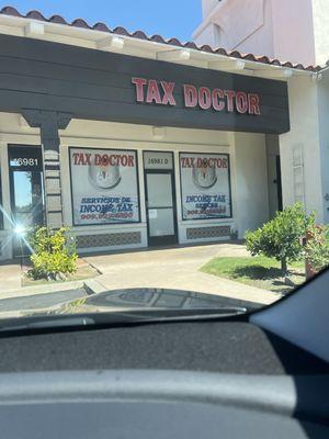 I called 5 days ago and made an appointment today at 3:00 PM. The office was closed and cannot leave a voicemail . No bueno