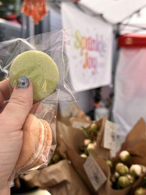 Pistachio and peach macaron