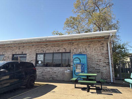 Great, vending machines, only downside is the vending machine for food only uses quarters and cash. Pero, it's very reliable and cheap.