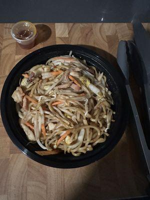 Is that not the palest house special lo mein you have ever seen?! My God! No soy sauce, veggies or flavor!