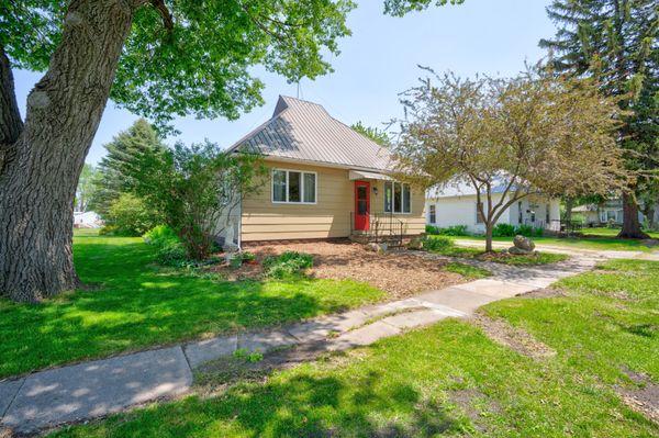 Connie Larsen - RE/MAX Affiliates