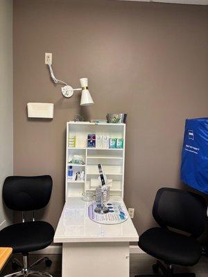 Contact Lens Room