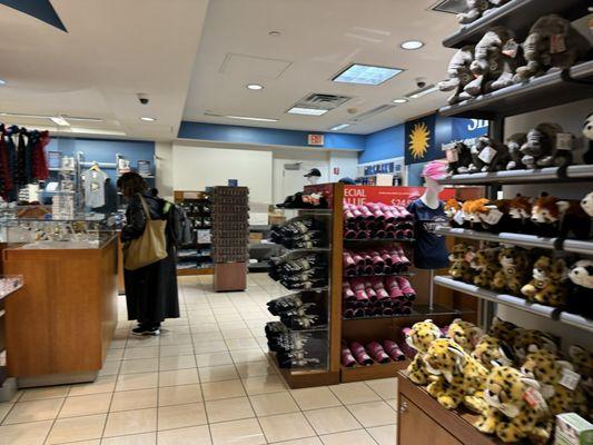 Reagan Airport Smithsonian Museum Store