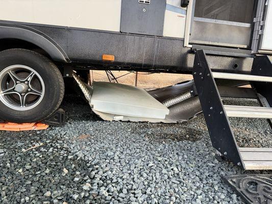 No support for water tank. Filled and dropped