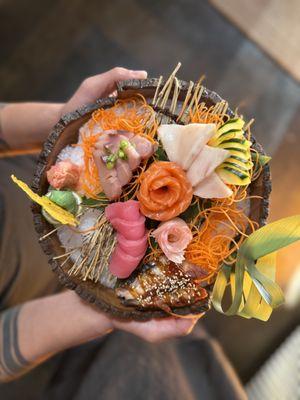 Sashime Delux :
10 Assorted pieces of raw fish Tuna, Salmon, Red Snapper, White Tuna