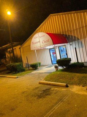 When I got here, I had to use the ladies room, but there is no guest restroom here!, So make sure you go before you arrive!