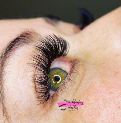 Extensiones de pestañas efecto volumen