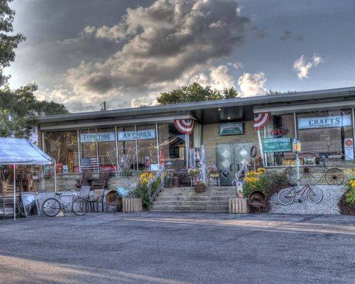 Amanda auction, furiture, antique and craft mall