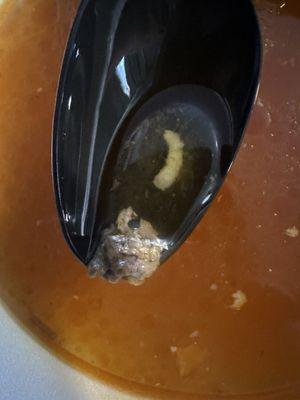 En el consomé viene pedazos de alumino y eso es malo para mis hijos este restaurante tiene que tener más precausion