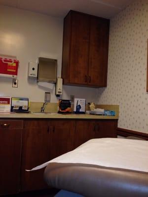 Exam room. They use yellow fluorescent bulbs. Very 1960's.