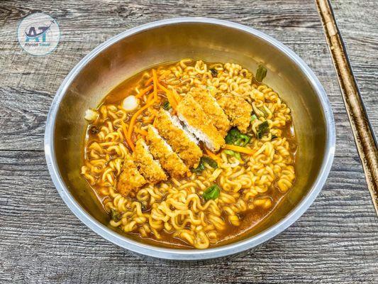 "라면치킨 - Ramyun Chicken."